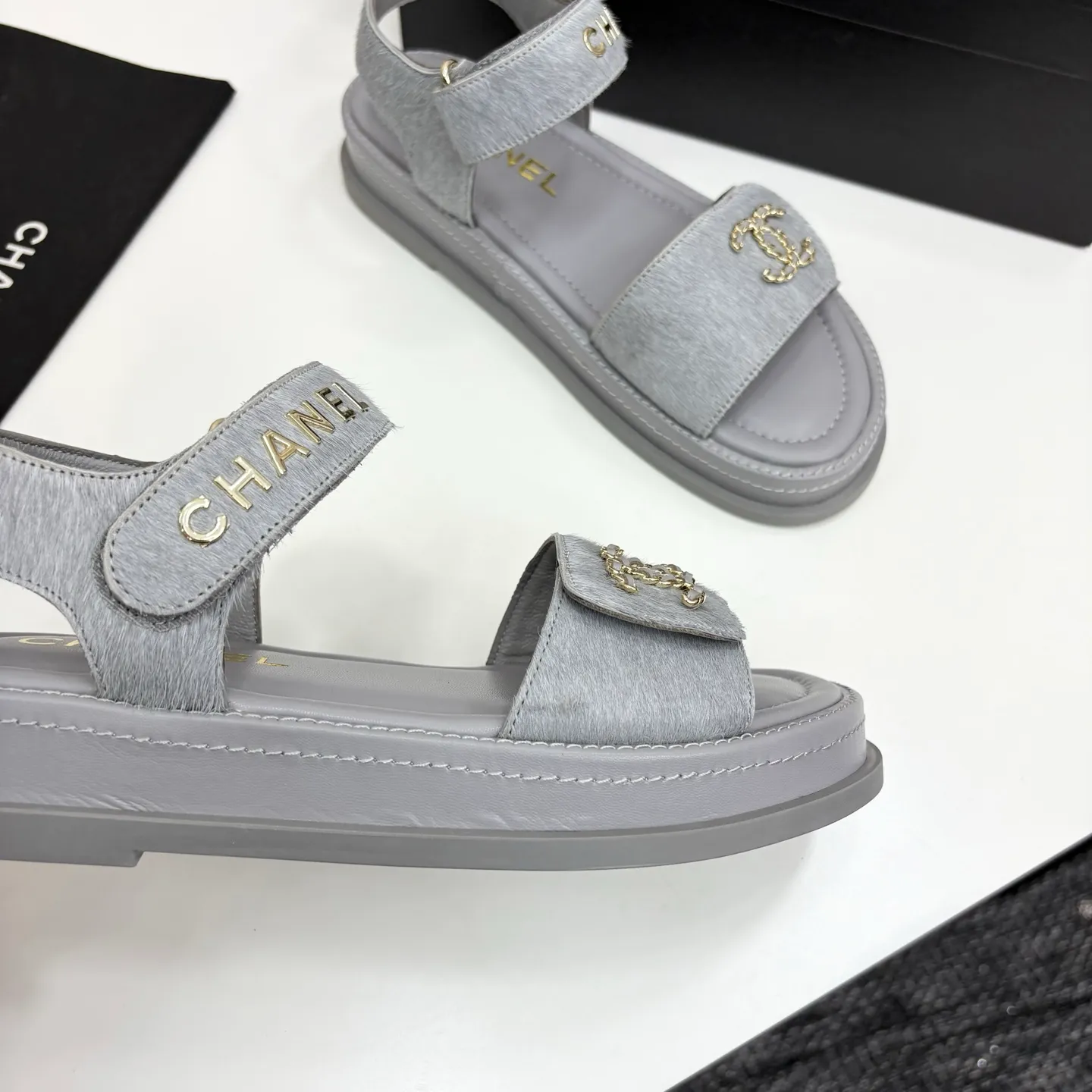 👟👟Ex-factory price 560👟👟Chanel Chanel's new early autumn thick-soled sandals are popular on catwalks on major social platforms. One of the most popular sandals at the moment. Soft and comfortable on the feet. Horsehair upper imported from Italy. Sheepskin feet. Original molded outsole Size: 35-40 (41 customized)